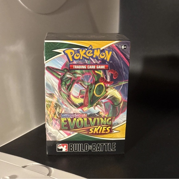 Pokémon Evolving Skies Build & Battle Box